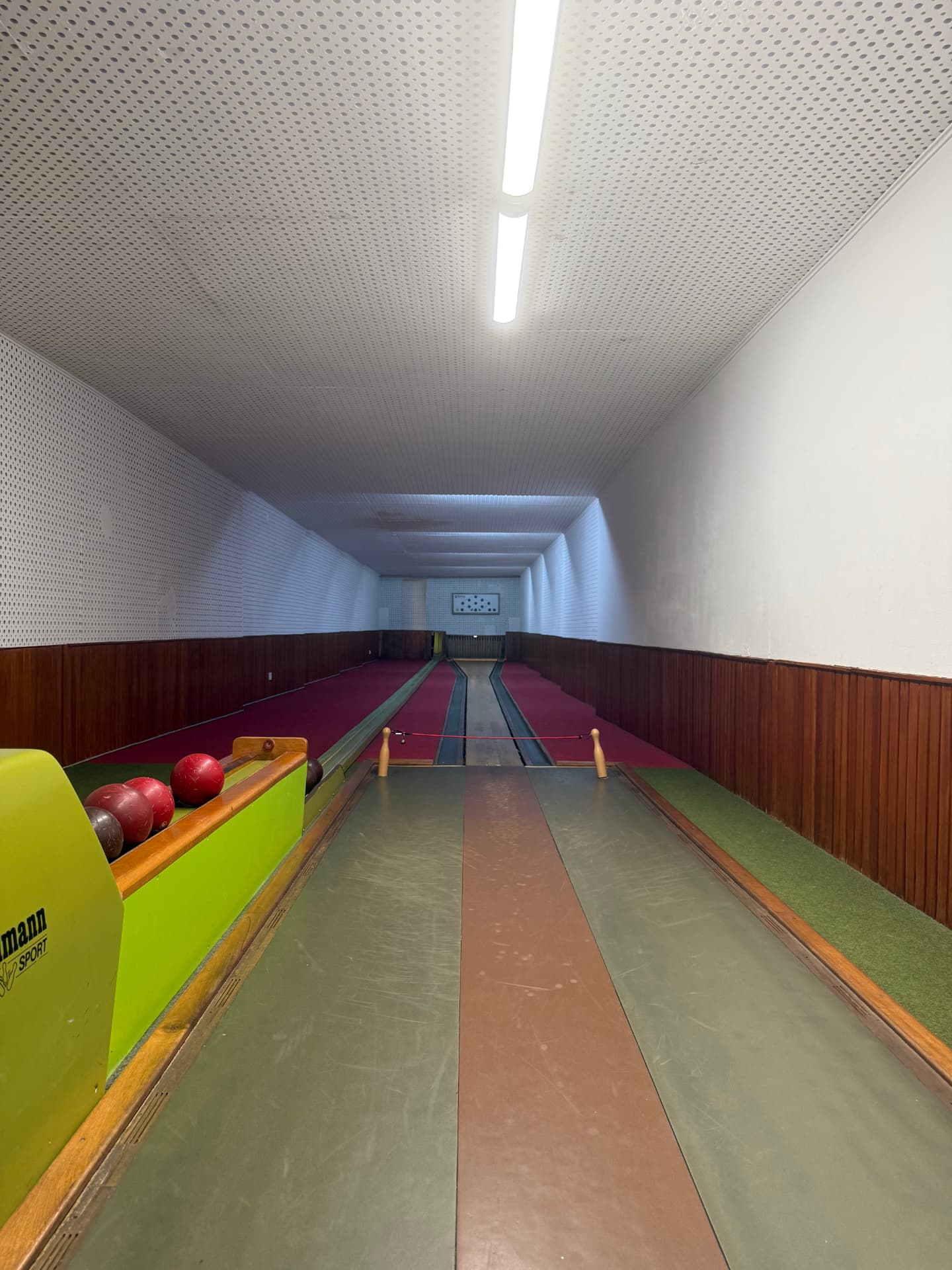 Kegelbahn von La Bottega Wetter mit Kugeln, Holzvertäfelung und langer Bahn
